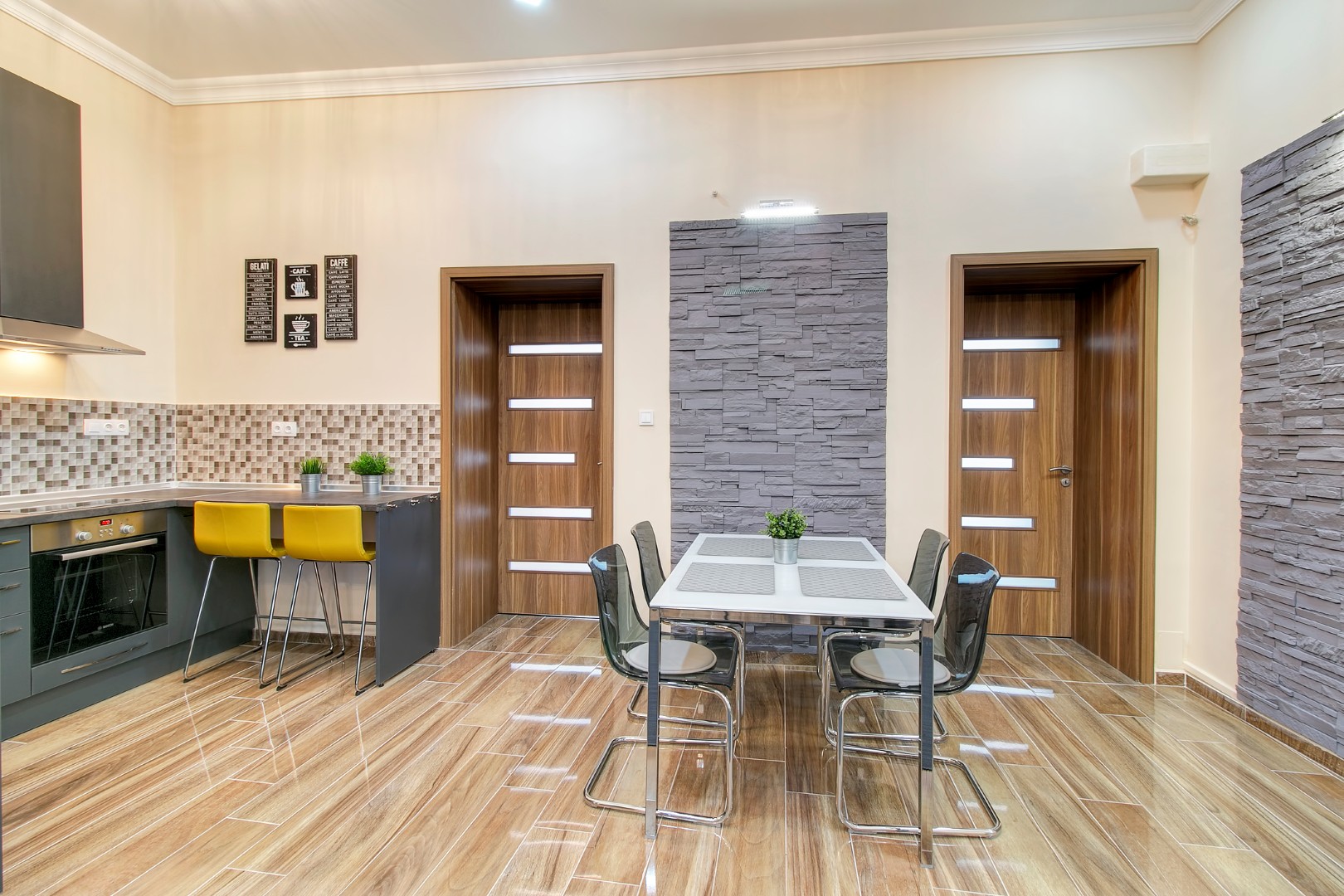 Vaci utca, Hungary, 2 Bedrooms Bedrooms, 1 Room Rooms,2 BathroomsBathrooms,Apartment,For sale,2,1309