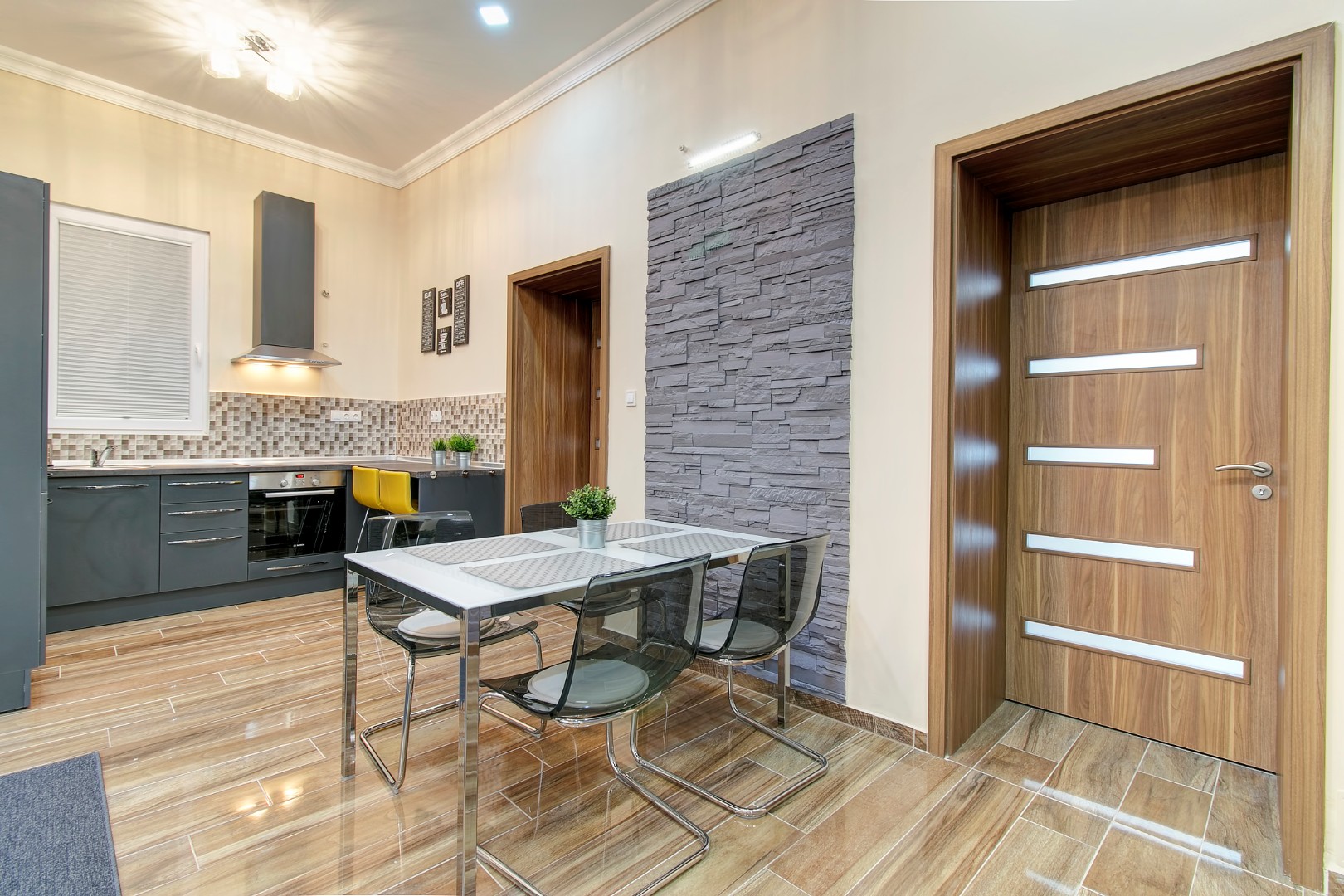 Vaci utca, Hungary, 2 Bedrooms Bedrooms, 1 Room Rooms,2 BathroomsBathrooms,Apartment,For sale,2,1309