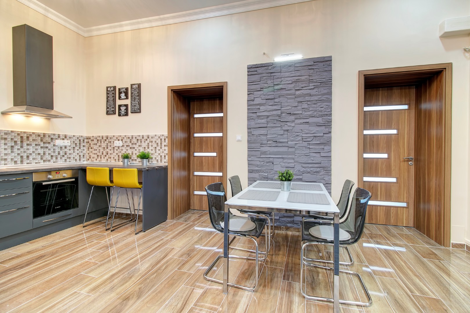 Vaci utca, Hungary, 2 Bedrooms Bedrooms, 1 Room Rooms,2 BathroomsBathrooms,Apartment,For sale,2,1309
