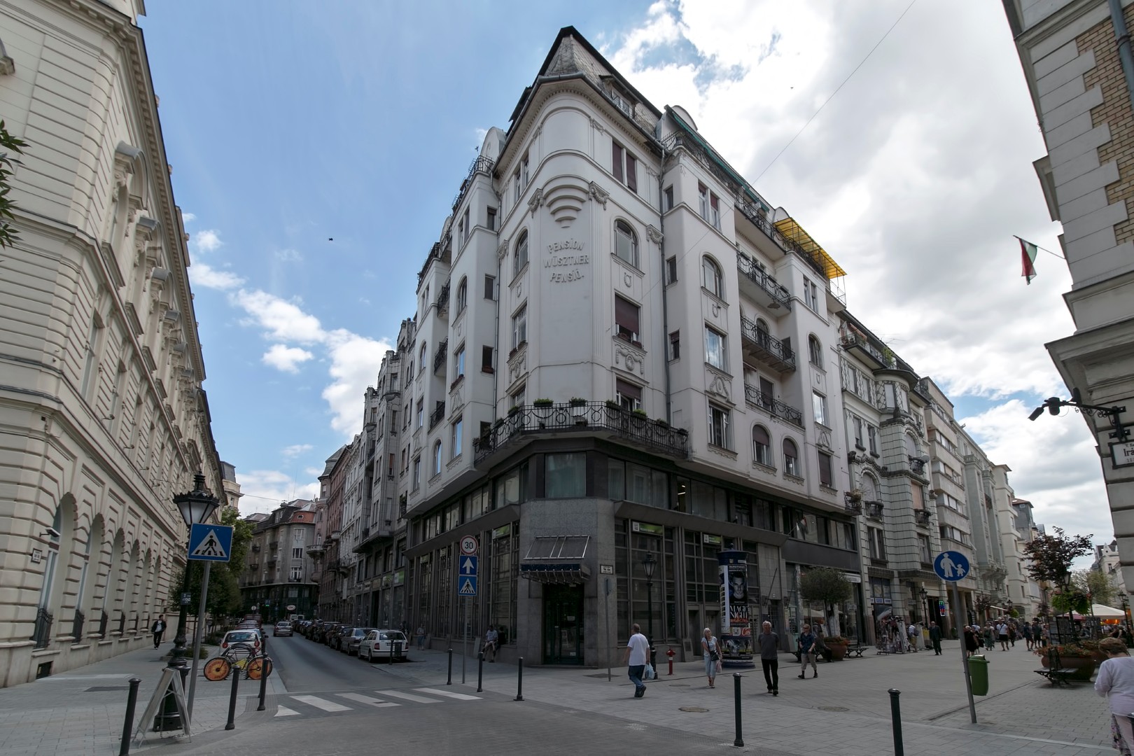 Vaci utca, Hungary, 2 Bedrooms Bedrooms, 1 Room Rooms,2 BathroomsBathrooms,Apartment,For sale,2,1309