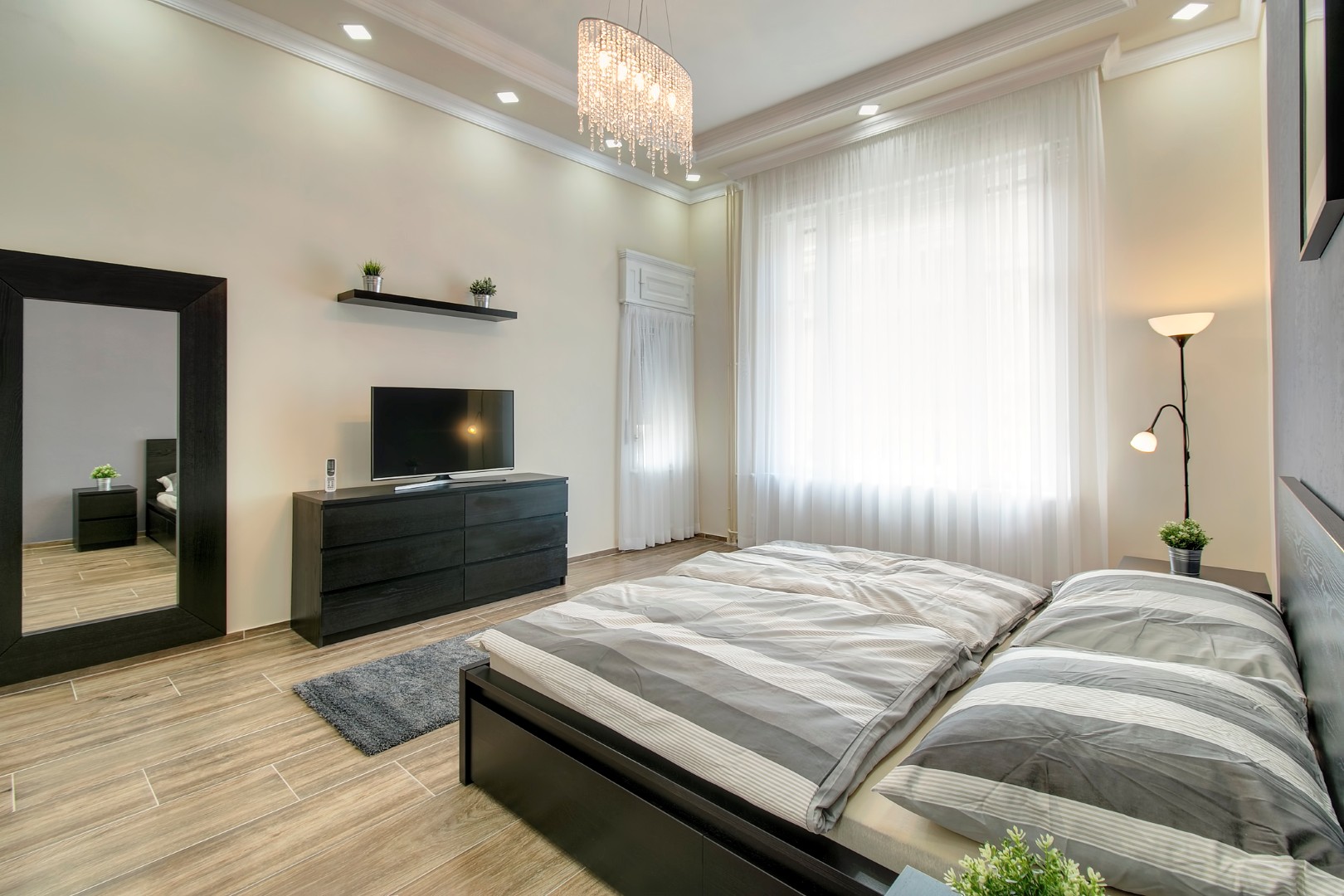 Vaci utca, Hungary, 2 Bedrooms Bedrooms, 1 Room Rooms,2 BathroomsBathrooms,Apartment,For sale,2,1309